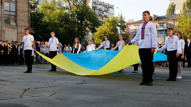 Ученики на торжественной линейке, посвященной Дню знаний, в Киеве