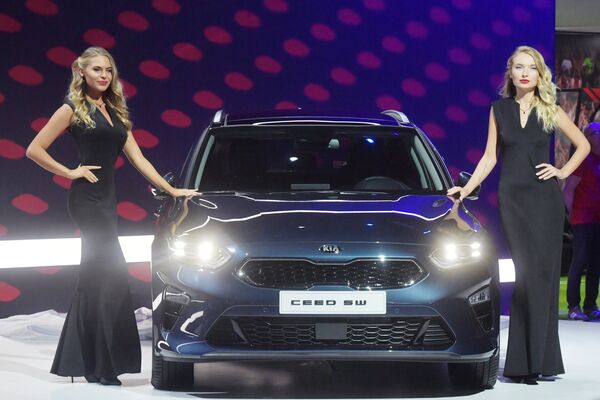 Девушки у нового автомобиля KIA cee'd sw на Московском международном автомобильном салоне 2018