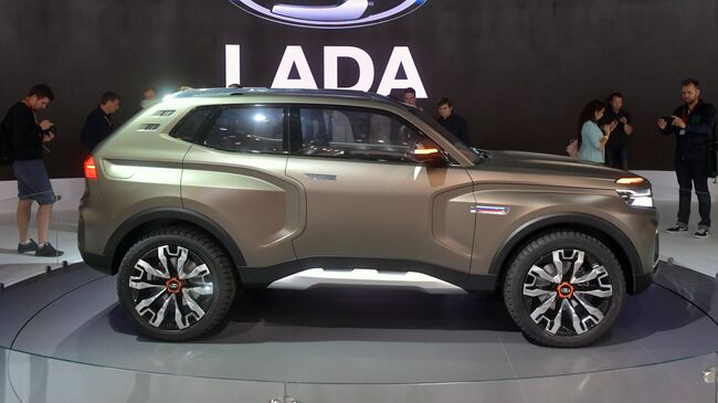 Посетители фотографируют новый автомобиль LADA 4x4 Vision на Московском международном автомобильном салоне 2018. Архивное фото