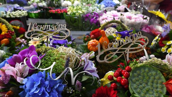 Букеты цветов на Рижском рынке накануне 1 сентября