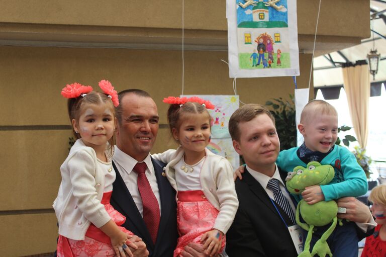 Долгожданная встреча - наши девочки с главой ЧР М.В.Игнатьевым 