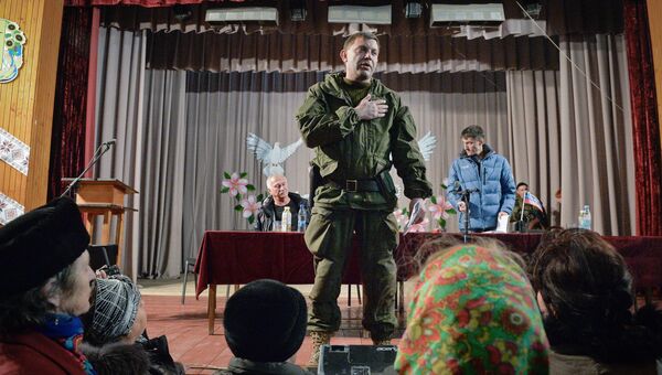 Премьер-министр Донецкой народной республики Александр Захарченко на встрече с жителями города Новоазовска Донецкой области