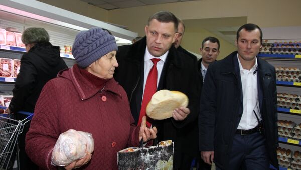 Глава Донецкой народной республики Александр Захарченко (в центре) на торжественной церемонии открытия первого в Дебальцево республиканского супермаркета