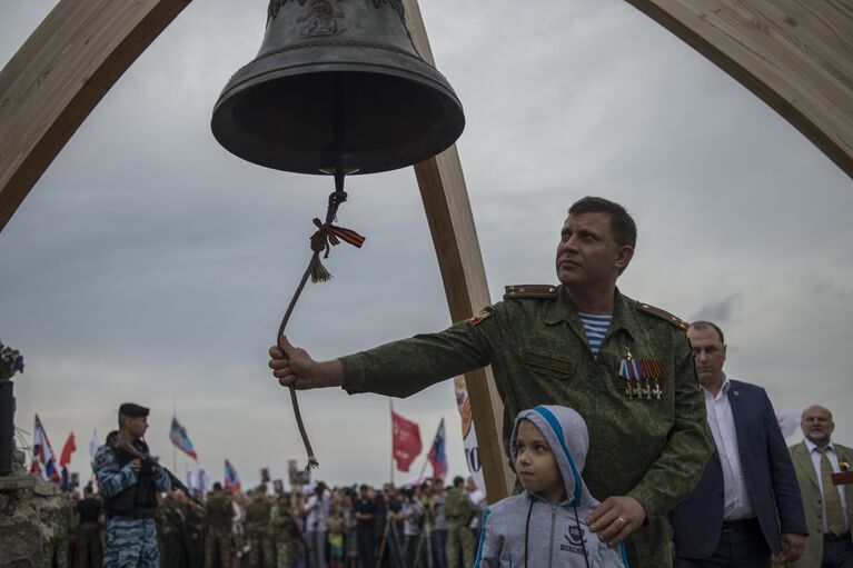 Глава Донецкой народной республики (ДНР) Александр Захарченко (в центре) на торжественных мероприятиях, посвященных празднованию Дня освобождения Донбасса от фашистских захватчиков, у мемориала на кургане Саур-Могила в Донецкой области