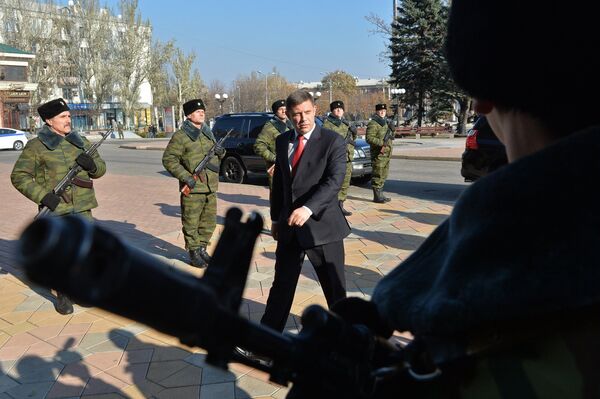 Избранный глава Донецкой народной республики Александр Захарченко (в центре) перед церемонией инаугурации в Донецком драматическом театре