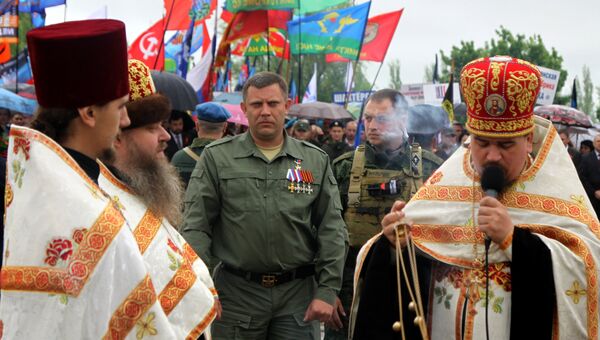 Глава Донецкой народной республики Александр Захарченко (в центре) во время акций памяти, посвященных Дню Победы, на Саур-Могиле в Донецкой области