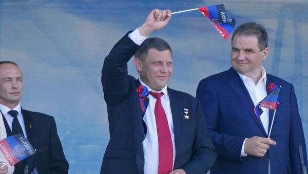 Глава Донецкой народной республики Александр Захарченко (в центре) на праздничном мероприятии в честь Дня Республики в Донецке