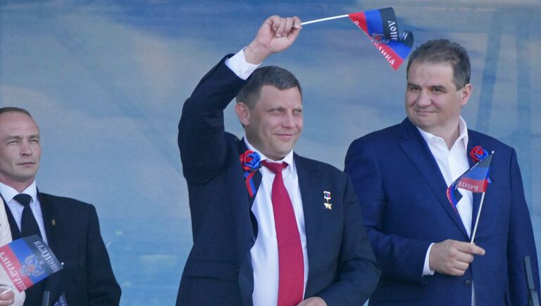 Глава Донецкой народной республики Александр Захарченко (в центре) на праздничном мероприятии в честь Дня Республики в Донецке