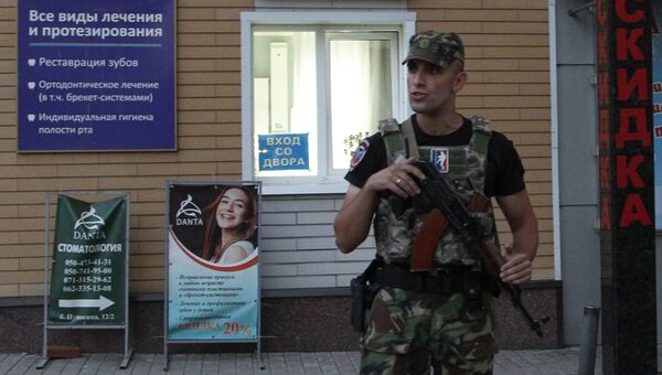 Военный возле кафе  Сепар, где был убит глава ДНР Александр Захарченко