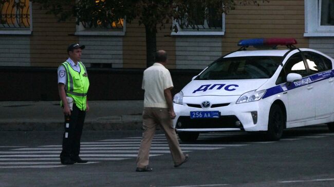 Сотрудники полиции патрулируют центр Донецка после взрыва в кафе Сепар, в результате которого погиб глава ДНР Александр Захарченко