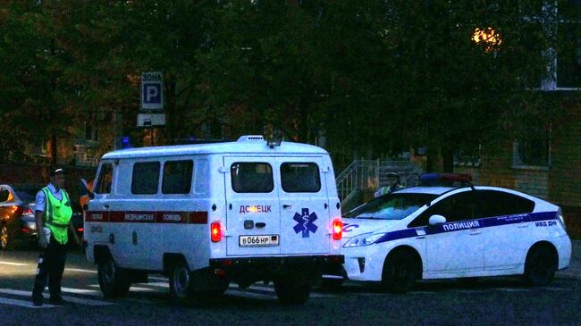 Полиция и скорая помощь в центре Донецка после взрыва в кафе Сепар, в результате которого погиб глава ДНР Александр Захарченко