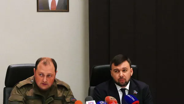 Назначенный временно исполняющим обязанности главы ДНР Дмитрий Трапезников и председатель Народного Совета ДНР Денис Пушилин на экстренном брифинге в связи с гибелью Александра Захарченко
