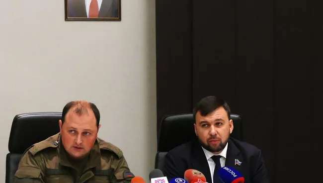 Назначенный временно исполняющим обязанности главы ДНР Дмитрий Трапезников и председатель Народного Совета ДНР Денис Пушилин на экстренном брифинге в связи с гибелью Александра Захарченко
