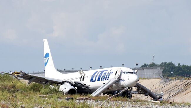 Самолет Boeing 737-800 авиакомпании Utair, выкатившийся за пределы взлетно-посадочной полосы в Сочи