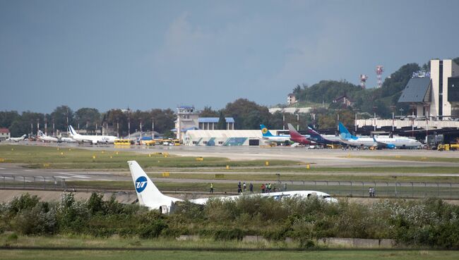 Самолет Boeing 737-800 авиакомпаниии Utair, рейса Москва - Сочи, совершил аварийную посадку в Сочи. 1 сентября 2018