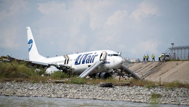 Самолет Boeing 737-800 авиакомпаниии Utair, рейса Москва - Сочи, совершил аварийную посадку в Сочи. 1 сентября 2018