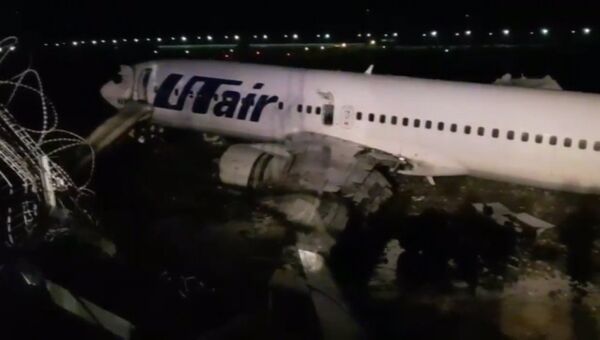 Первые кадры из аэропорта Сочи, где самолет совершил жесткую посадку