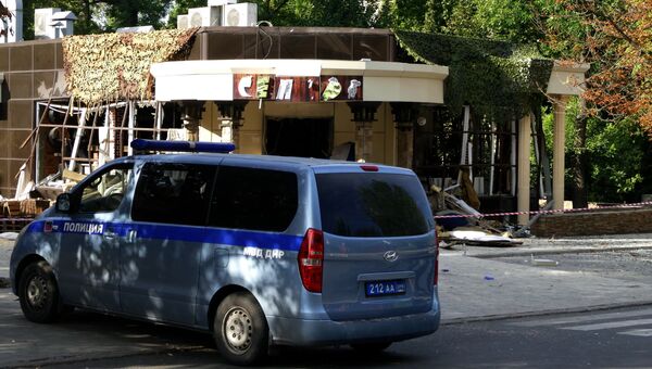 Полицейский автомобиль у здания кафе Сепар в Донецке, где произошел взрыв в результате которого погиб глава ДНР Александр Захарченко. 1 сентября 2018