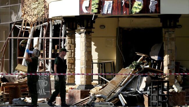 Сотрудники спецслужб у здания кафе Сепар в Донецке, где произошел взрыв в результате которого погиб глава ДНР Александр Захарченко. 1 сентября 2018