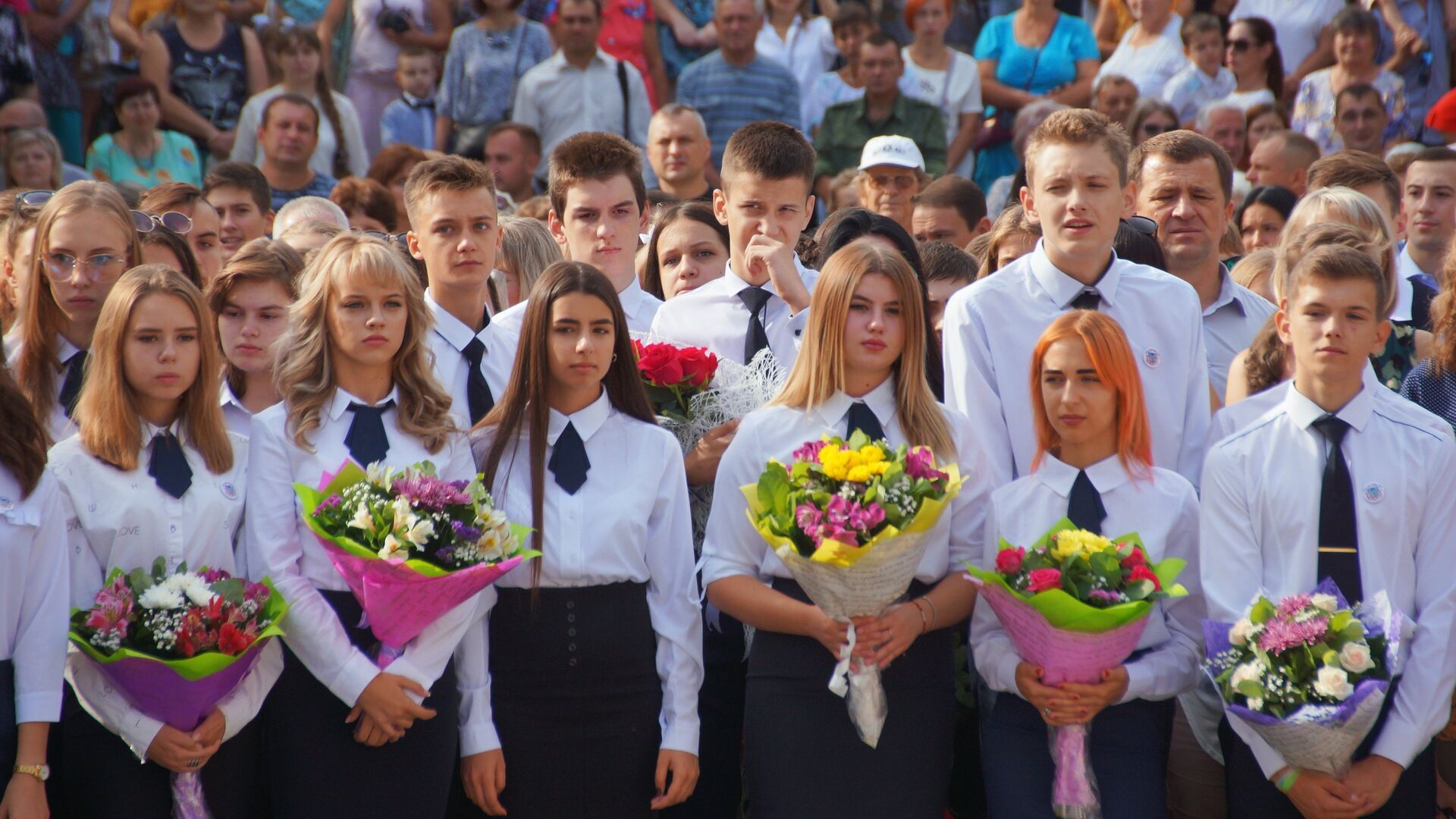 Ученики одной из школ Луганска во время торжественной линейки, посвященной Дню знаний - РИА Новости, 1920, 27.06.2022