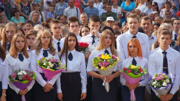 Ученики одной из школ Луганска во время торжественной линейки, посвященной Дню знаний