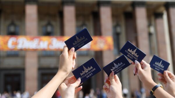 Студенческие билеты учеников на традиционном празднике День первокурсника. Архивное фото