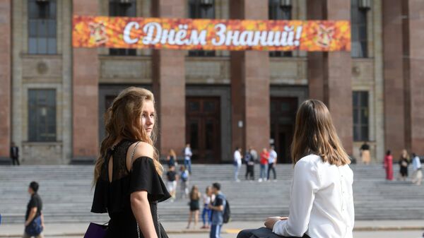 Студентки у Московского государственного университета на традиционном празднике День первокурсника. 1 сентября 2018