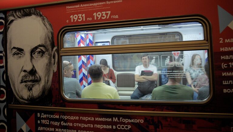 Пассажиры в вагоне тематического поезда Градоначальники Москвы, посвященного Дню города, на кольцевой линии Московского метрополитена. 1 сентября 2018