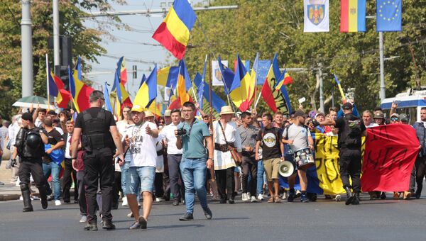 Участники митинга в Кишиневе, Молдавия. 1 сентября 2018