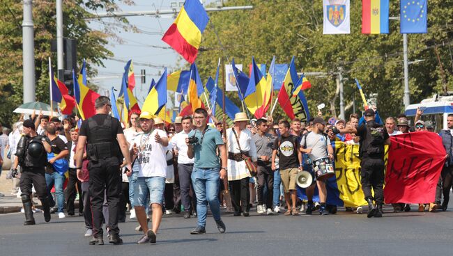 Участники митинга в Кишиневе, Молдавия. 1 сентября 2018