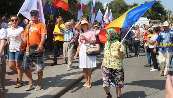 Сторонники объединения Молдовы и Румынии во время шествия в Кишиневе. 1 сентября 2018