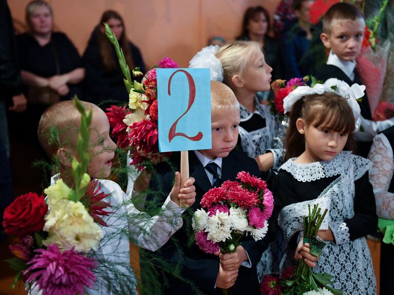 Ученики Жеребцовской основной общеобразовательной школы №39 на торжественной линейке, посвященной Дню знаний, в Новосибирской области