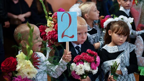 Ученики Жеребцовской основной общеобразовательной школы №39 на торжественной линейке, посвященной Дню знаний, в Новосибирской области