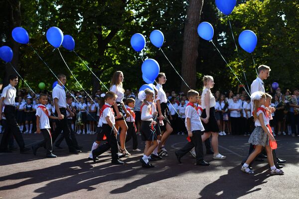 Ученики школы № 6 города Ялты во время торжественных мероприятий перед началом линейки, посвященных Дню знаний