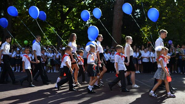 Ученики школы № 6 города Ялты во время торжественных мероприятий перед началом линейки, посвященных Дню знаний