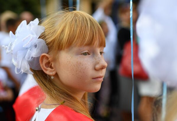 Ученица школы № 6 города Ялты во время торжественной линейки, посвященной Дню знаний