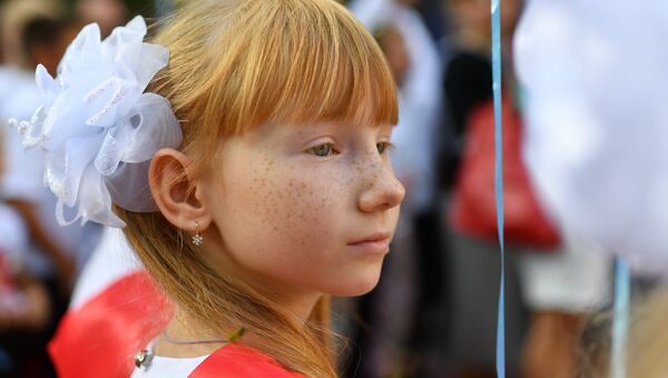 Ученица школы № 6 города Ялты во время торжественной линейки, посвященной Дню знаний