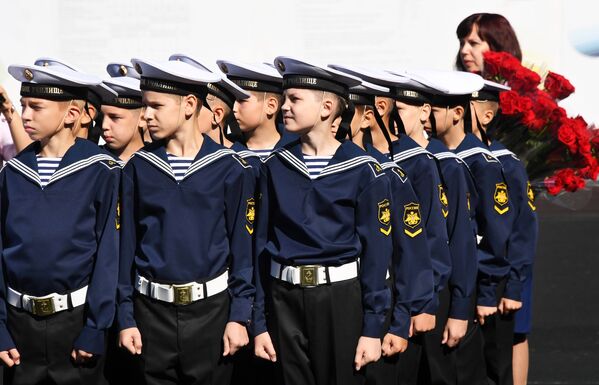 Воспитанники Нахимовского военно-морского училища на торжественной линейке, посвященной Дню знаний, во Владивостоке