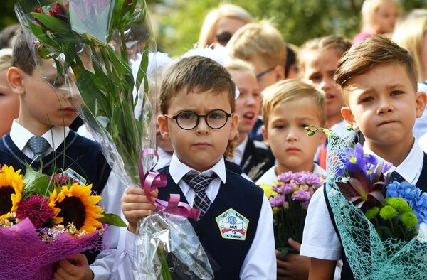 Ученики Аэрокосмического лицея №13 города Химки во время торжественной линейки, посвященной Дню знаний