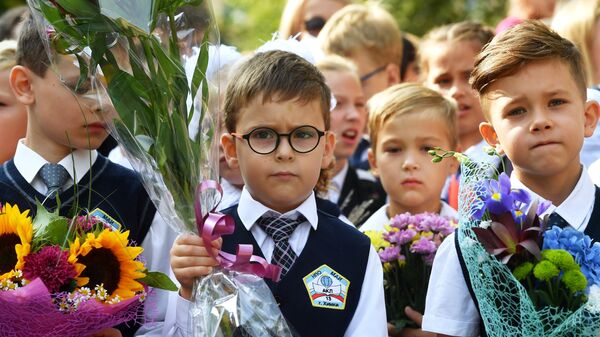 Ученики Аэрокосмического лицея №13 города Химки во время торжественной линейки, посвященной Дню знаний