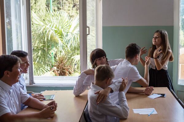 Ученики школы № 6 города Ялты в классе после торжественных мероприятий, посвященных Дню знаний