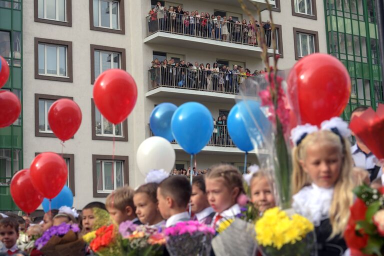 Ученики средней общеобразовательной школы Муринский центр образования 2 в поселке Мурино во время торжественной линейки, посвященной Дню знаний