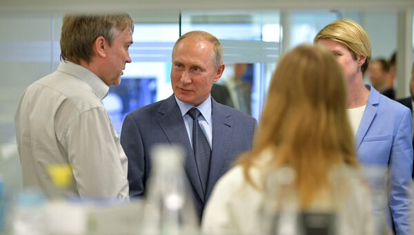 Президент РФ Владимир Путин во время посещения образовательного центра Сириус. 1 сентября 2018