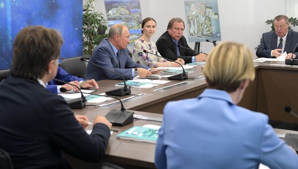 Президент РФ Владимир Путин проводит заседание Попечительского совета Фонда Талант и успех во время посещения образовательного центра Сириус. 1 сентября 2018