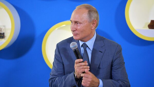 Президент РФ Владимир Путин во время встречи с победителями международных олимпиад 2017–2018 учебного года, преподавателями и тренерами образовательного центра Сириус. 1 сентября 2018