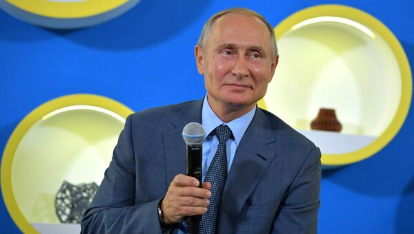 Президент РФ Владимир Путин во время встречи с победителями международных олимпиад 2017–2018 учебного года, преподавателями и тренерами образовательного центра Сириус. 1 сентября 2018