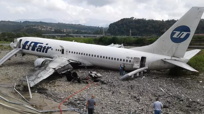 Самолет Boeing 737-800 авиакомпании Utair, совершивший аварийную посадку в Сочи. 1 сентября 2018 
