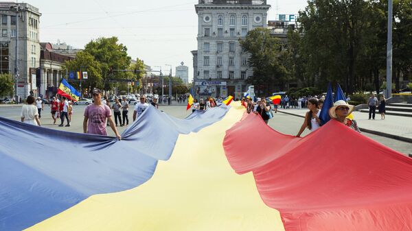Митинг сторонников объединения Молдавии и Румынии на площади Великого национального собрания в Кишиневе. Архивное фото