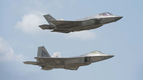 Истребители ВВС США F-22 Raptor (внизу) и F-35 Lightning II