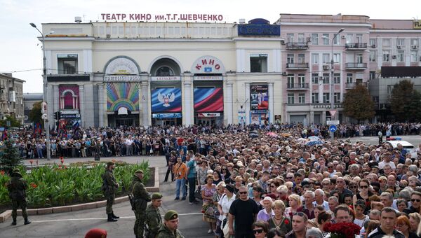 Местные жители на церемонии прощания с главой ДНР Александром Захарченко
